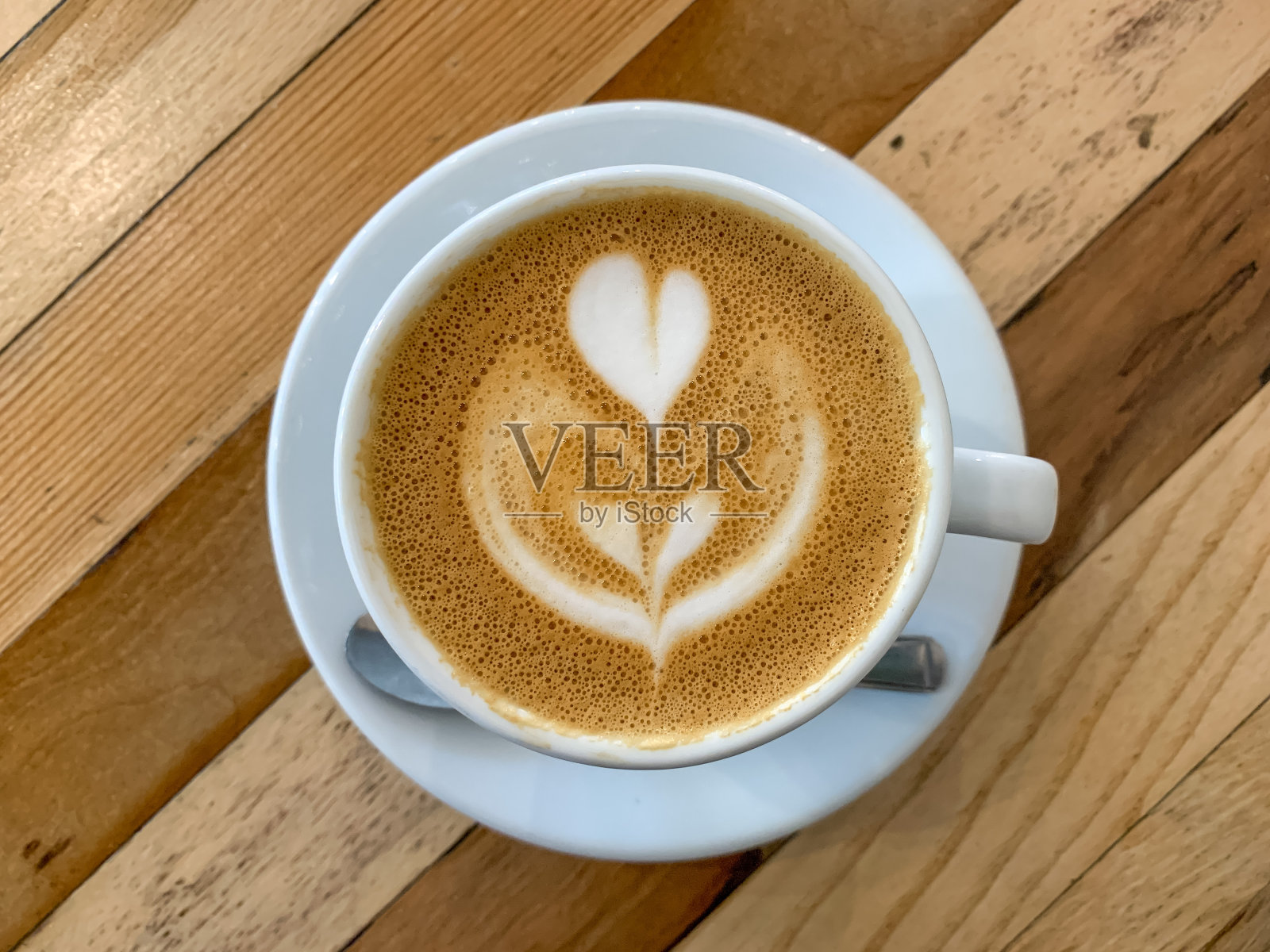 木桌上的一杯拿铁咖啡照片摄影图片