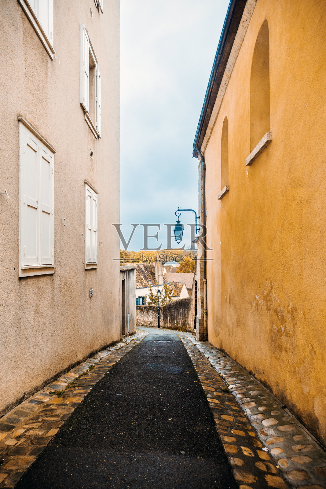 法国沙特尔市建筑的美丽街景。照片摄影图片