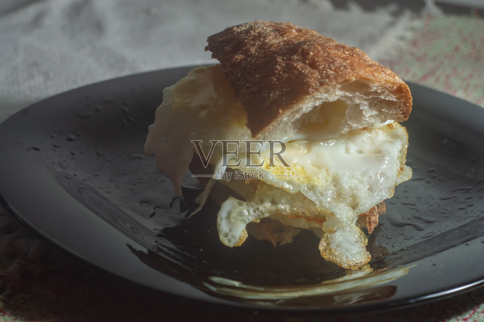 白桌上的芝士炒蛋三明治，丰盛的自制早餐照片摄影图片