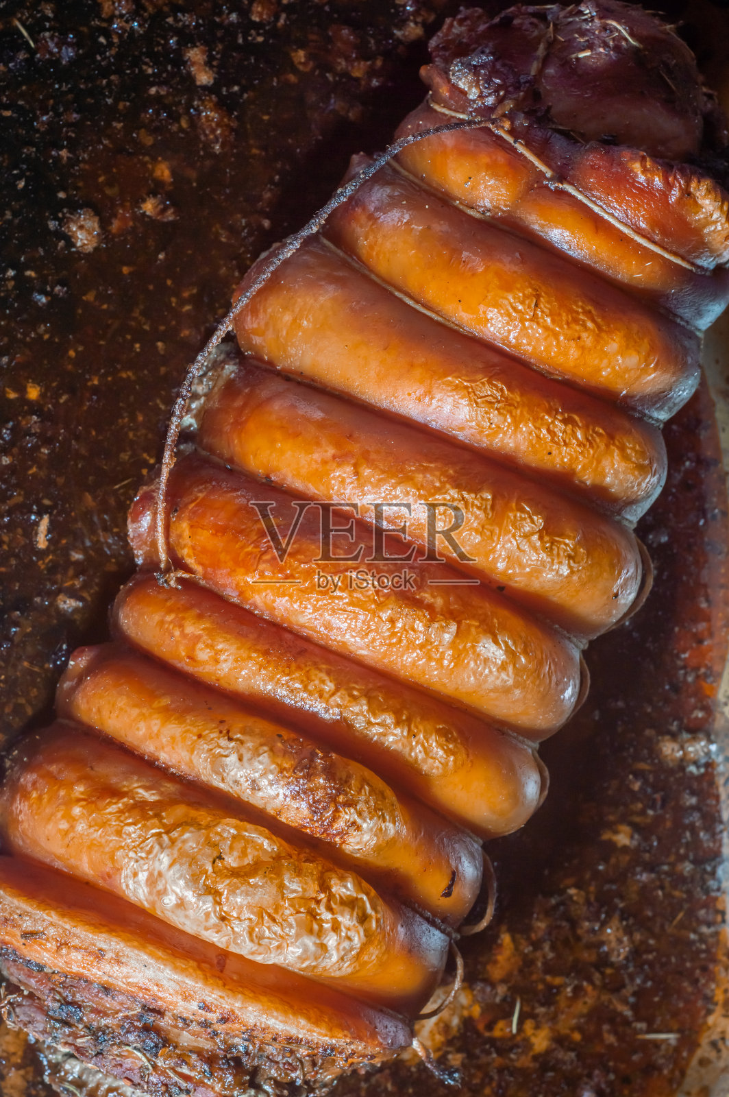 烤和烟熏整片红皮的波切塔，放在铝制烤盘上，在意大利被广泛食用，并被美国文化所采用照片摄影图片