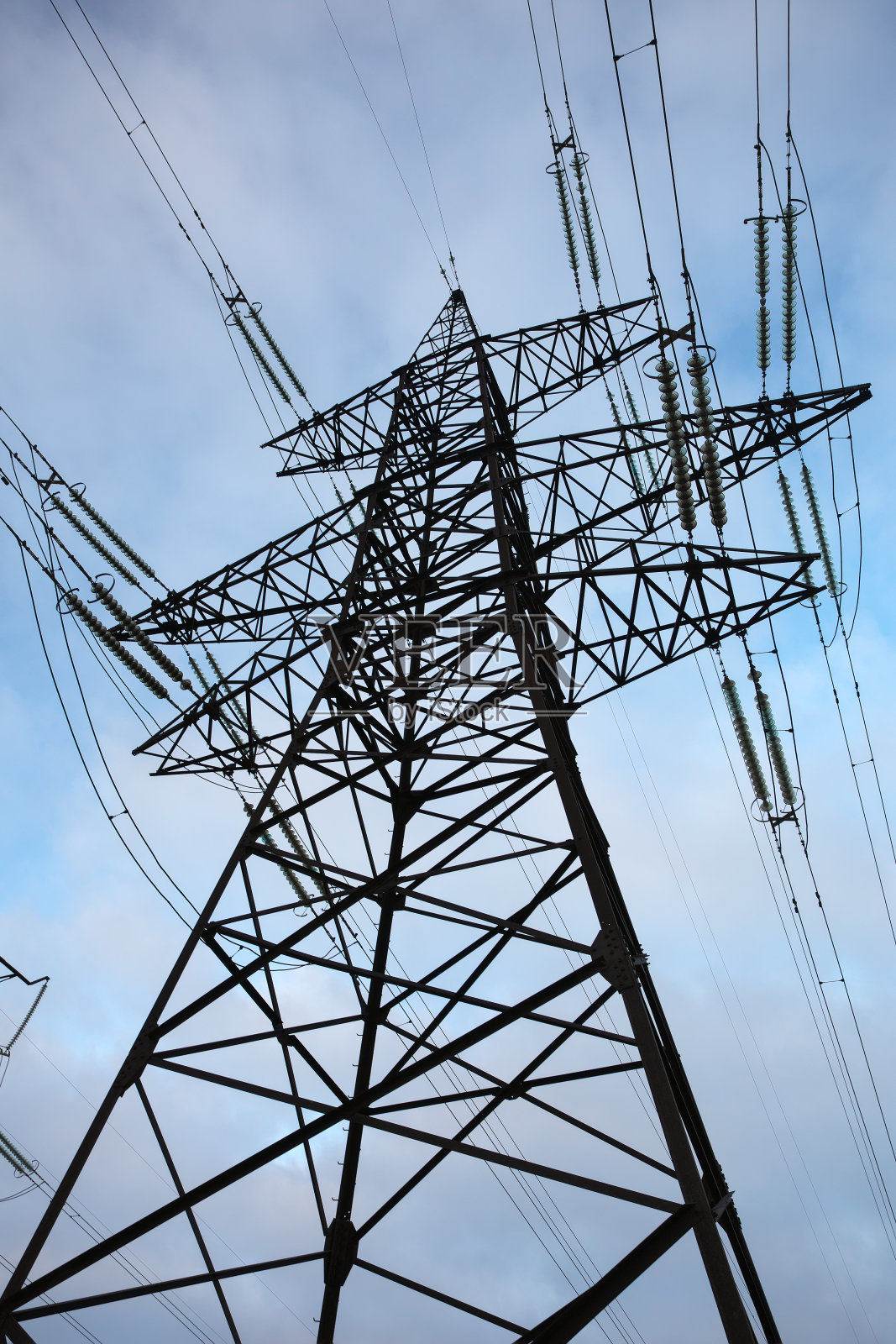 剪影高压电塔。高压电线。电力配电所照片摄影图片