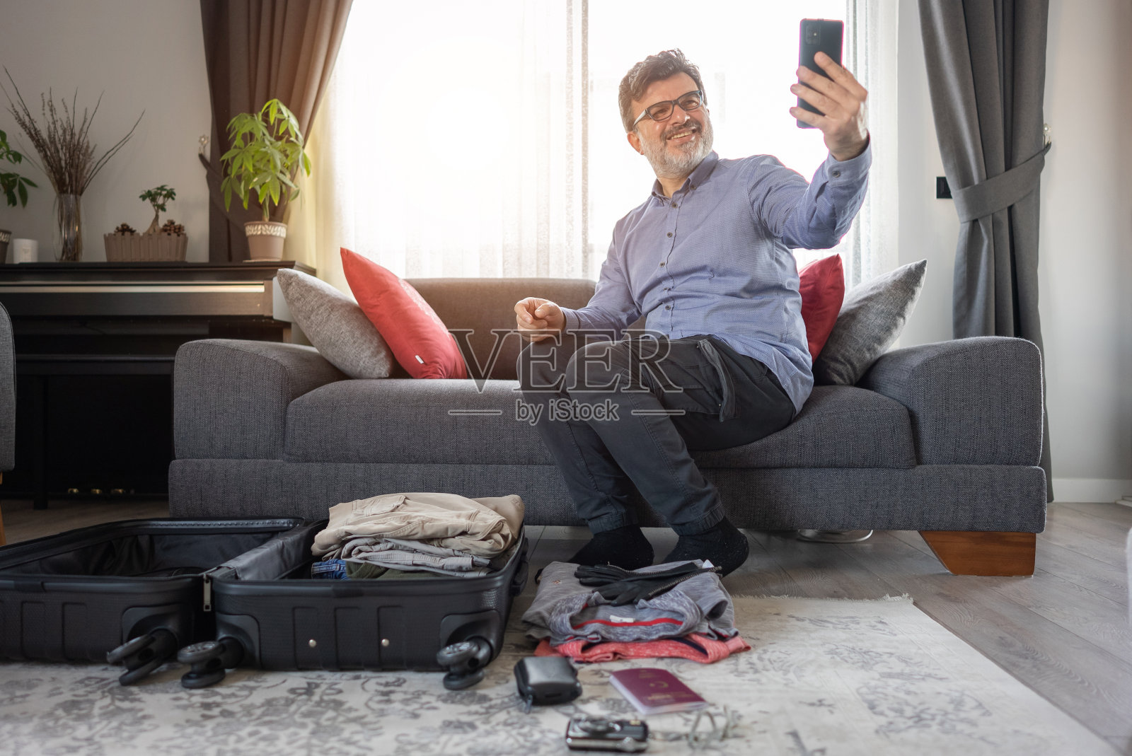 商人在准备旅行时自拍。照片摄影图片