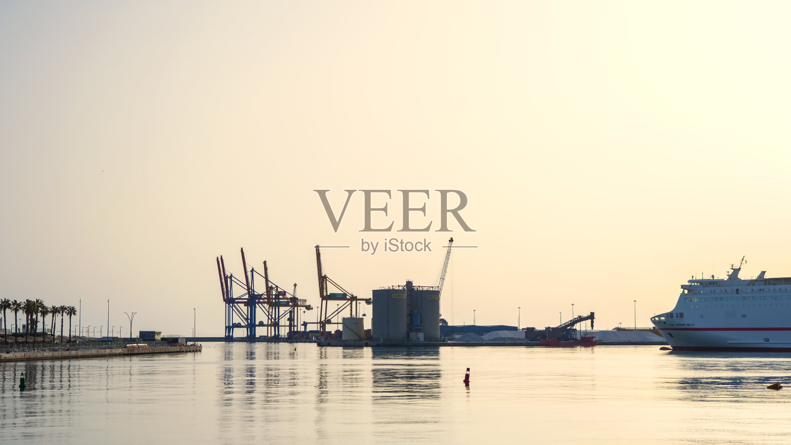 日落时的马拉加港照片摄影图片