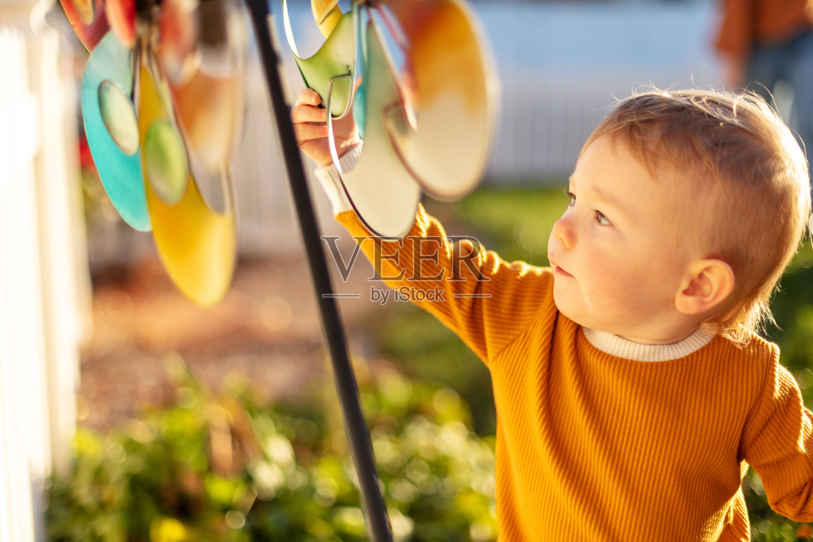 晚夏初秋时节，在院子里，妈妈和男孩和奶奶一起在院子里玩耍照片摄影图片