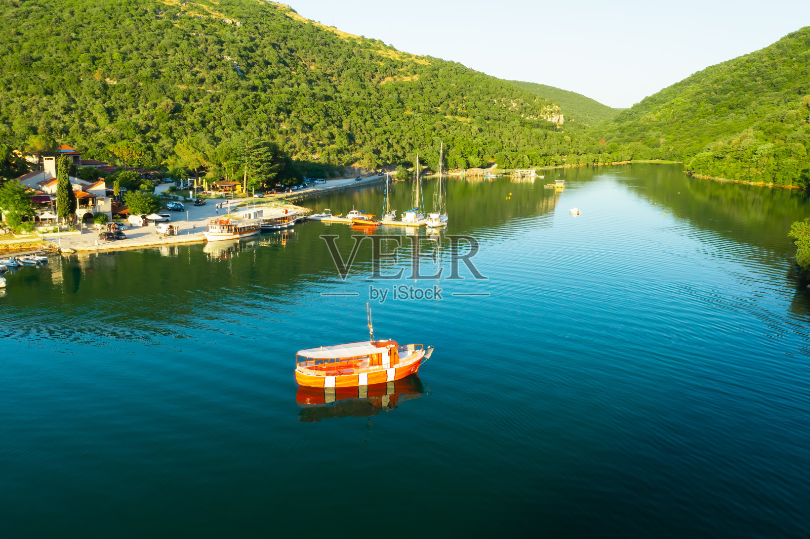 林湾牡蛎养殖场附近有停泊船只的码头照片摄影图片