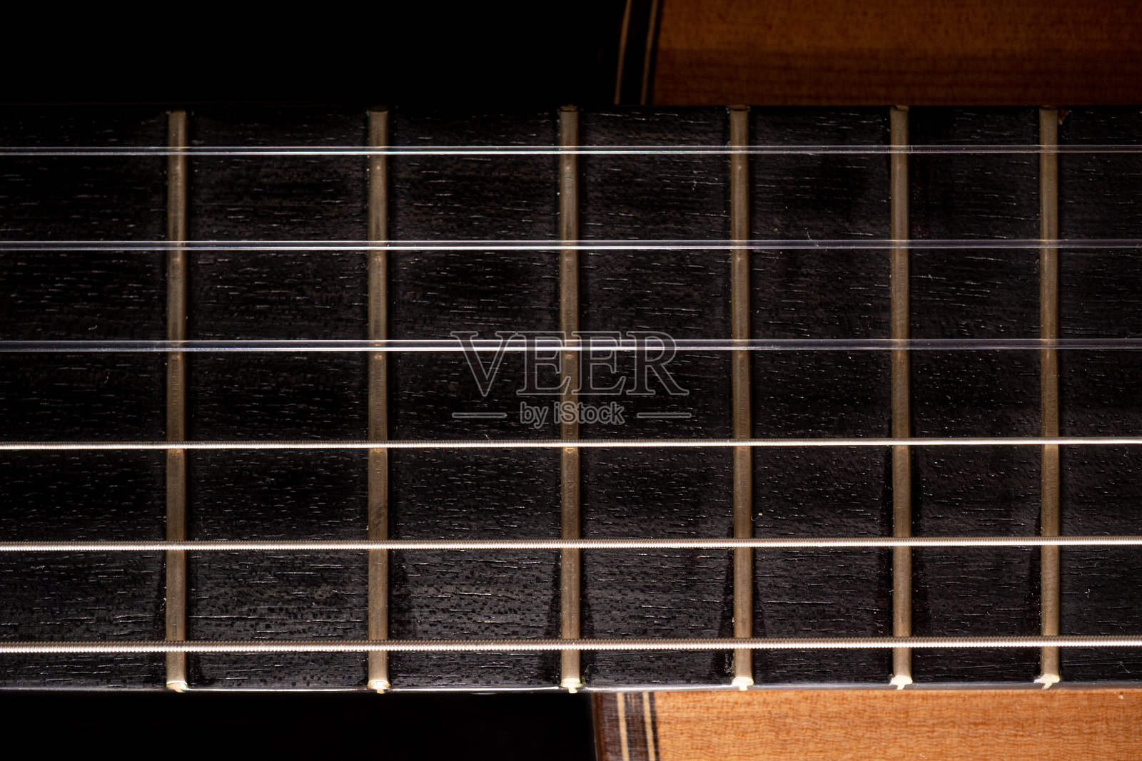 黑色背景上的古典吉他。木吉他的概念。完美的传单，卡片，海报或壁纸照片摄影图片