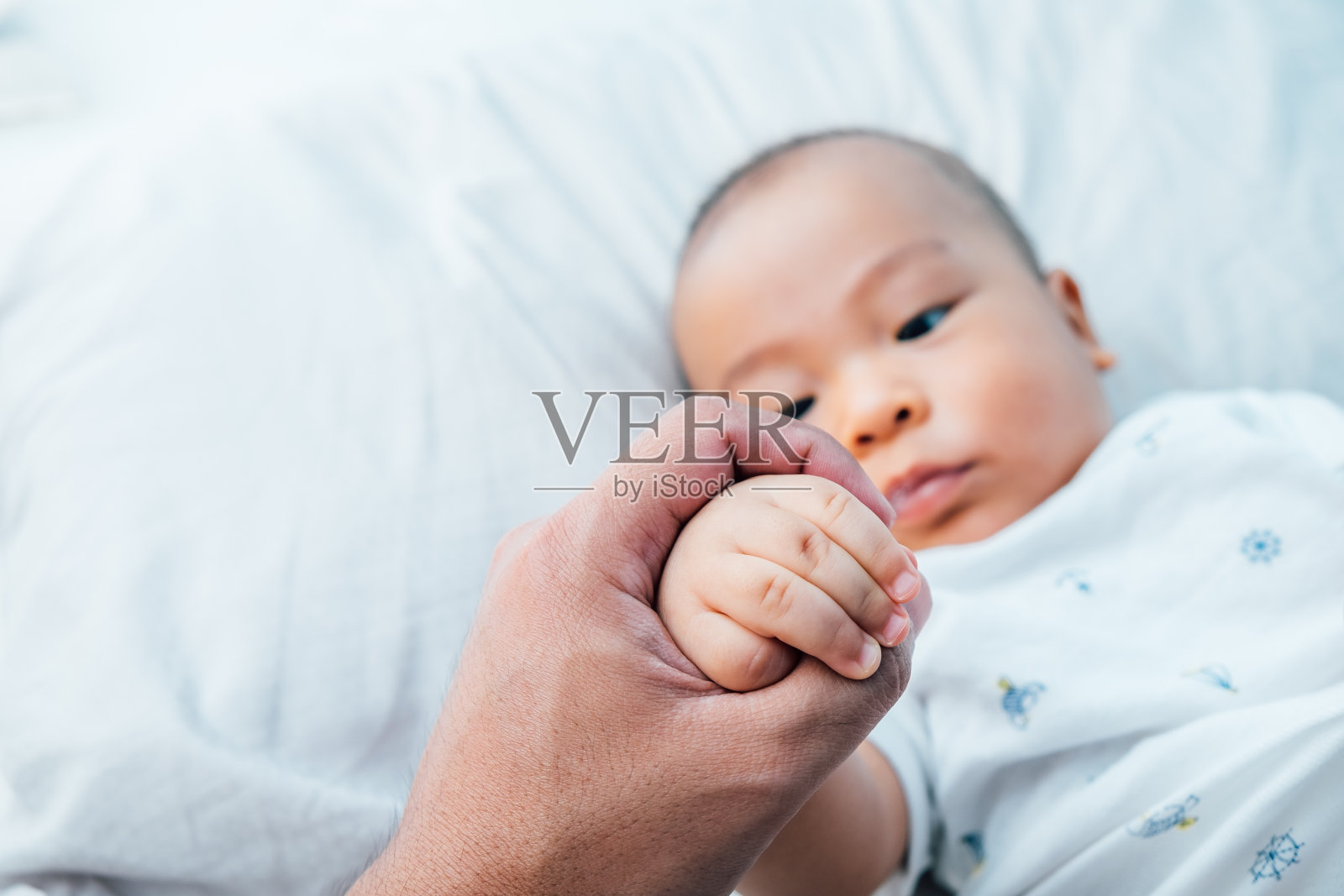 初生婴儿的纯真照片摄影图片