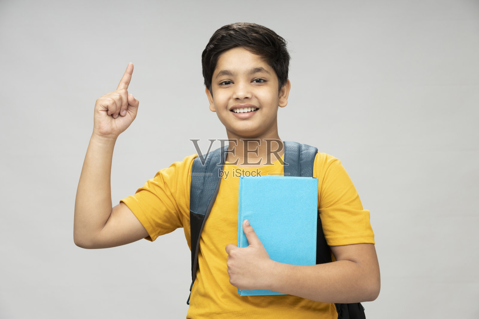 学生照片穿黄色t恤背包的背景，库存照片照片摄影图片