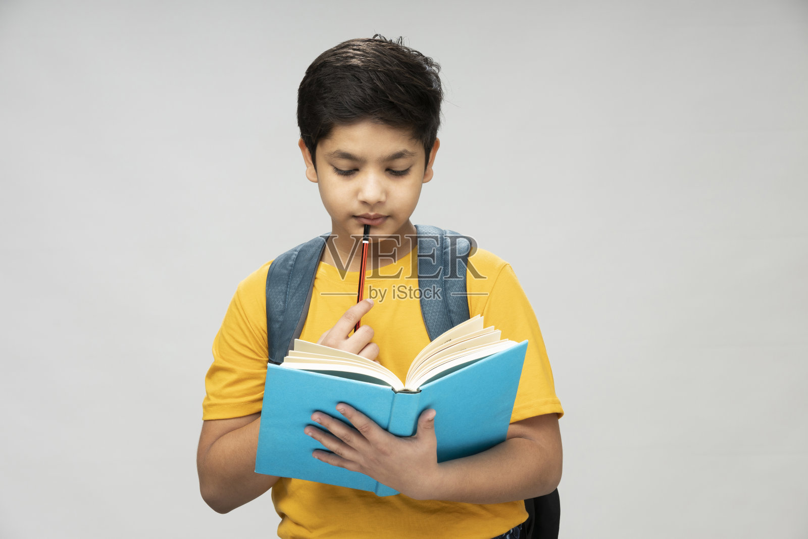 学生照片穿黄色t恤背包的背景，库存照片照片摄影图片