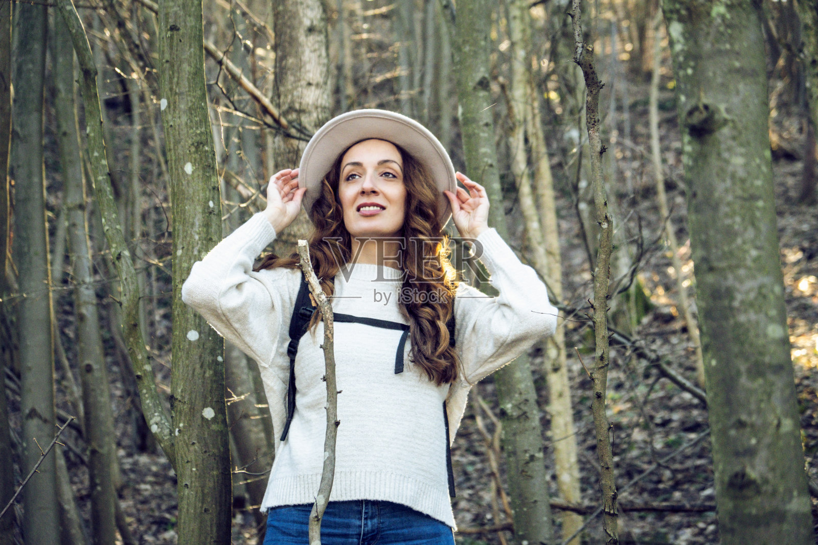 快乐的女人在树林里徒步旅行照片摄影图片