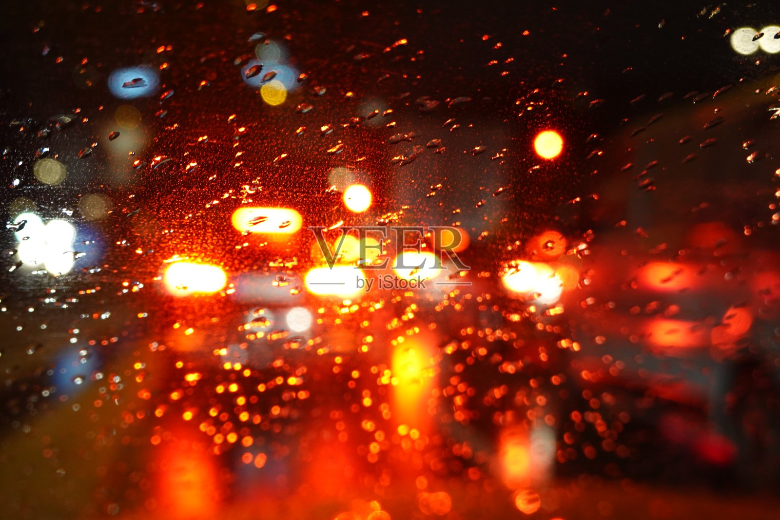 夜间高速公路上的交通堵塞和低能见度照片摄影图片