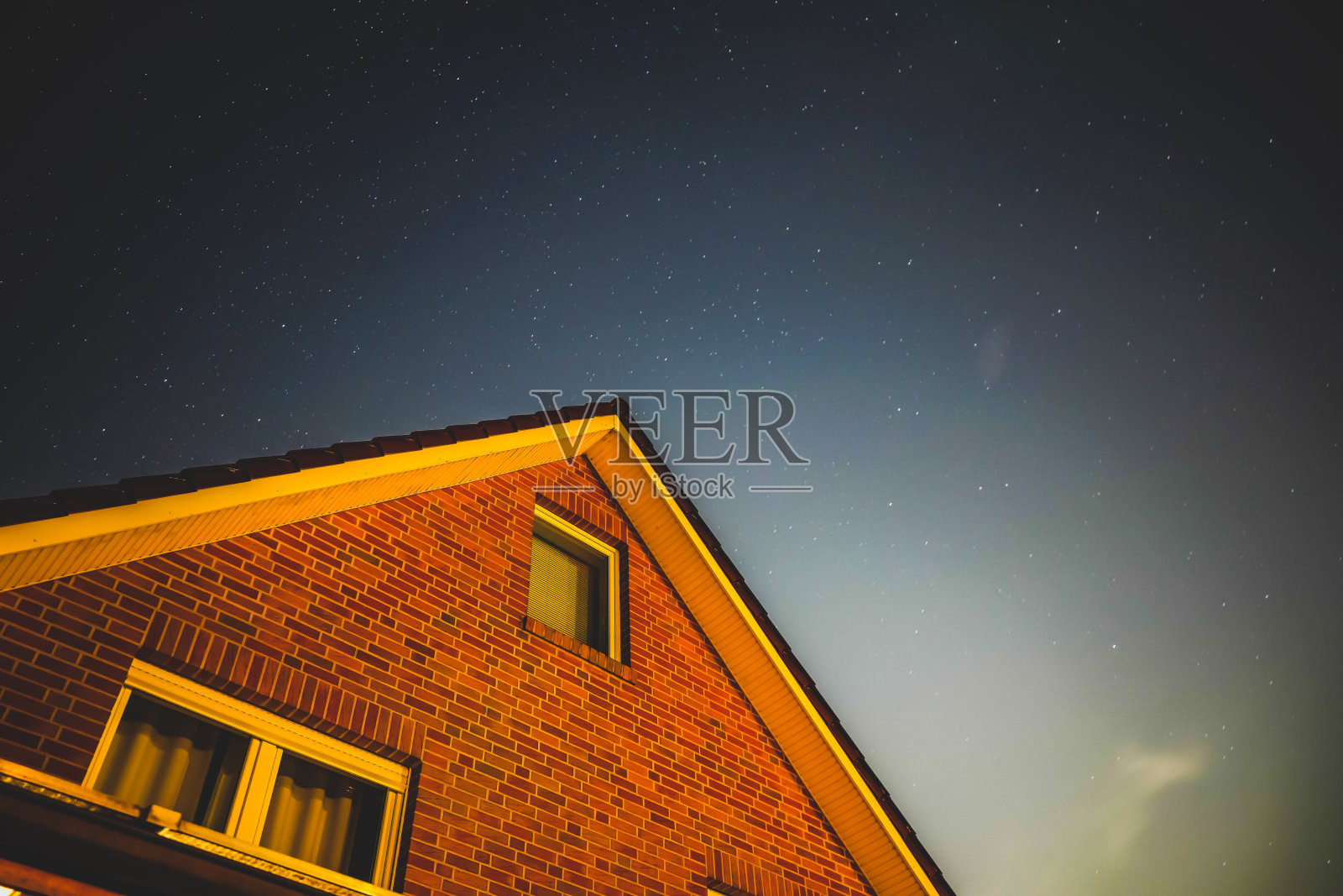 繁星满天的房顶。照片摄影图片
