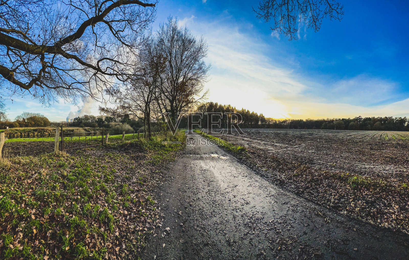 德国“林根”市的一条通往森林的小路，冬天的时候，它靠近田野和河流。照片摄影图片