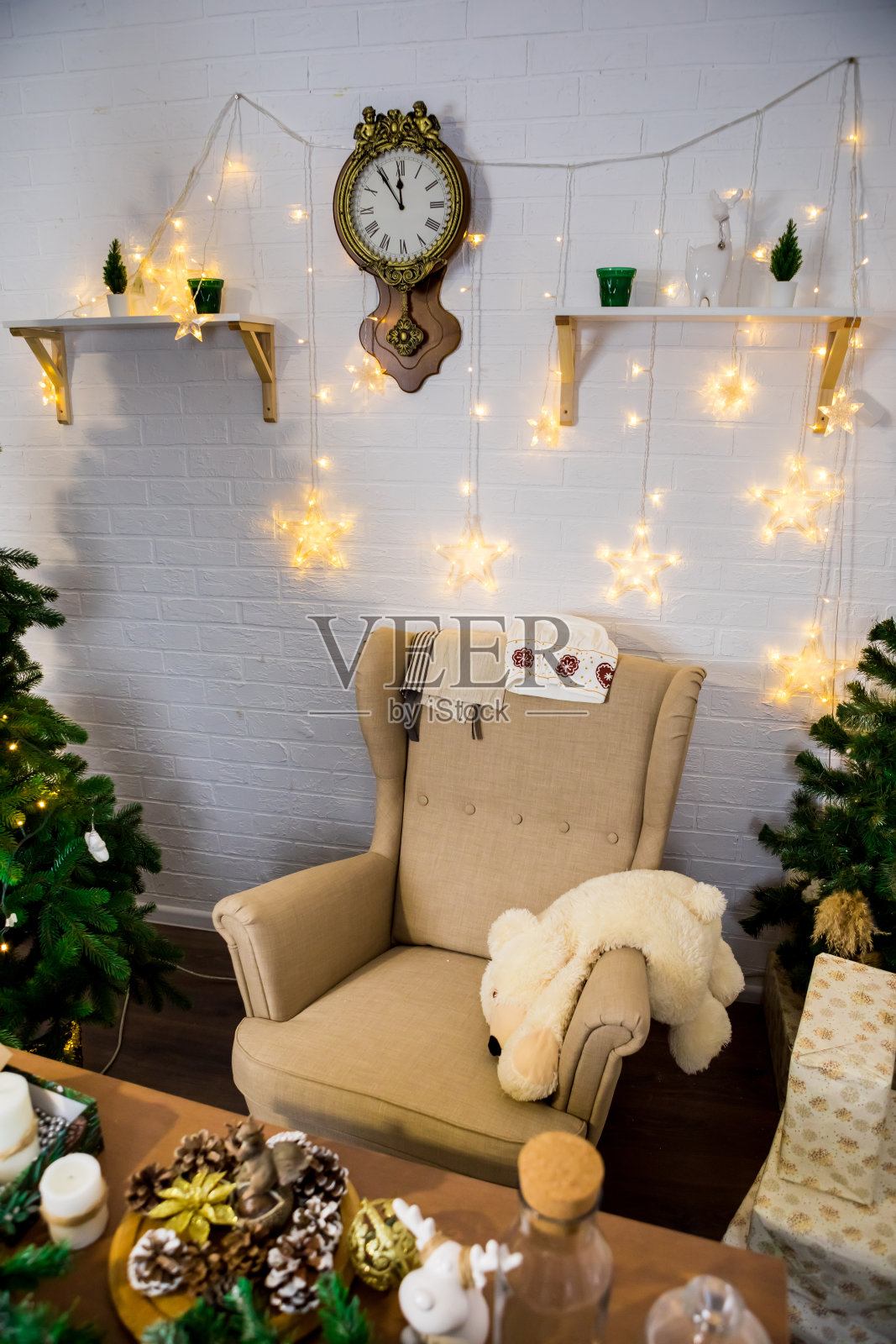 圣诞节和新年照相馆，绿色的树，柔软的椅子，花环星星，白色墙上的时钟(6)。照片摄影图片