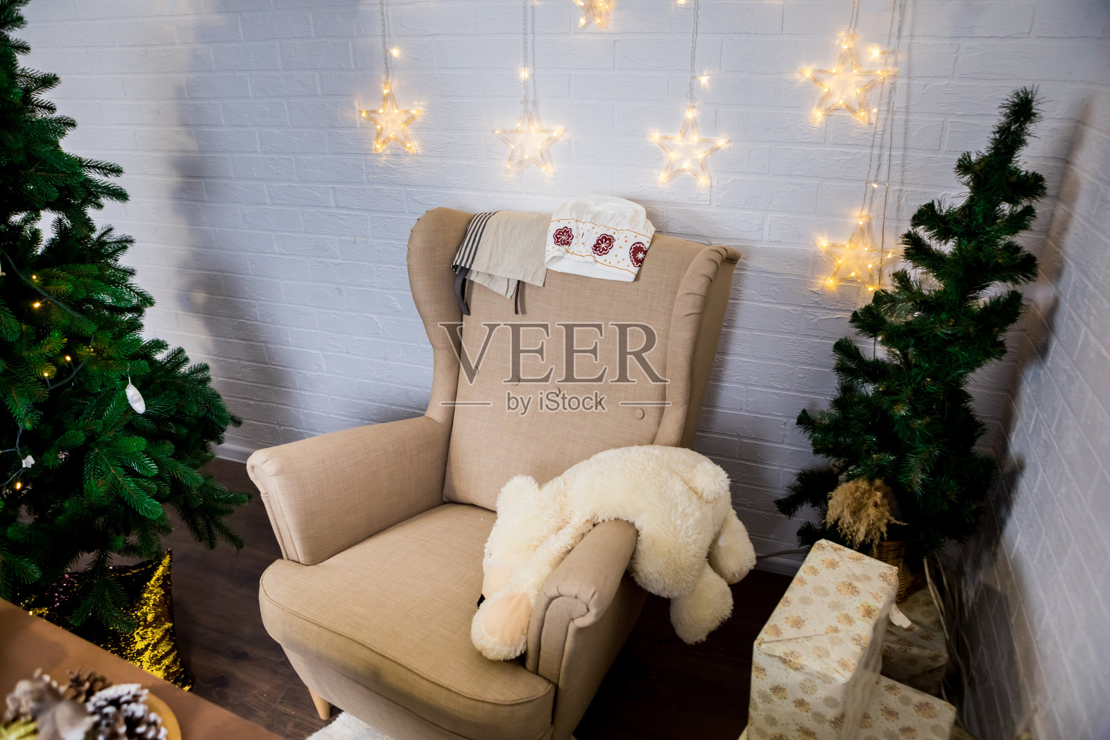 圣诞节和新年照相馆，绿色的树，软椅子，花环星星，毛绒玩具，白色的墙(2)。照片摄影图片