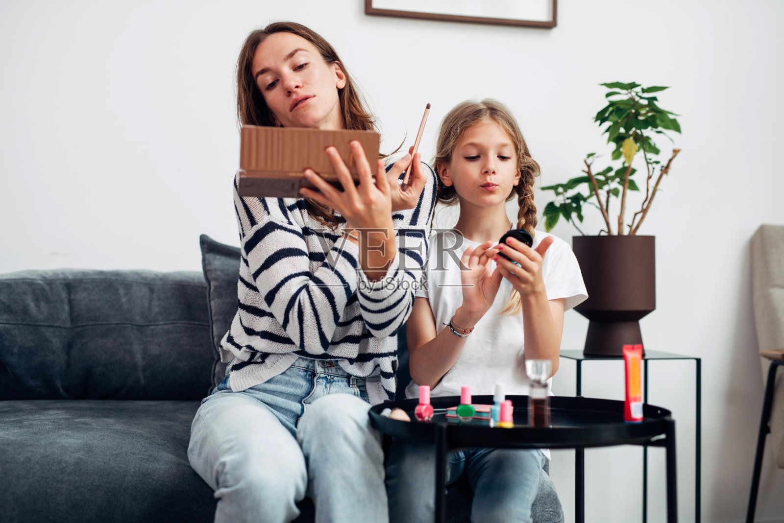 母女俩自己化妆照片摄影图片