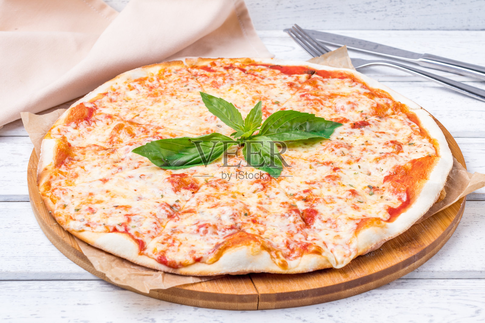 白色木桌上的意大利玛格丽塔披萨照片摄影图片