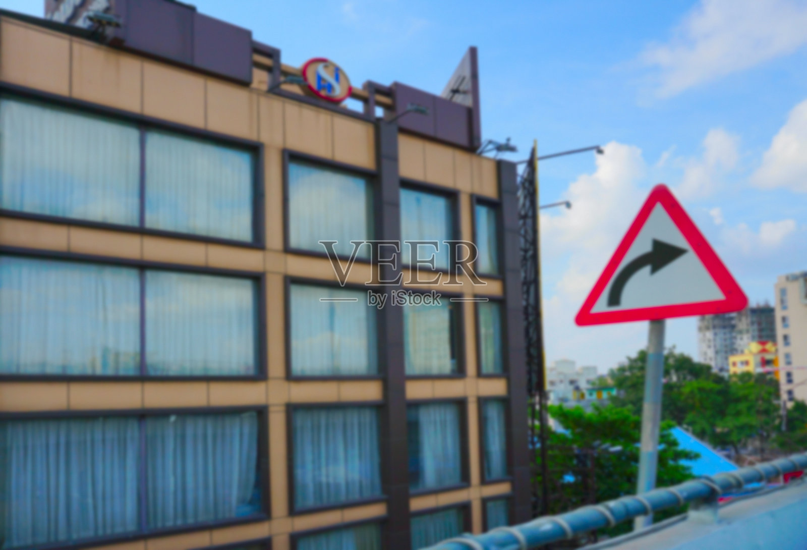 印度西孟加拉邦加尔各答的模糊图像。加尔各答的城市景观，现代建筑与路标，蓝天白云的背景。照片摄影图片