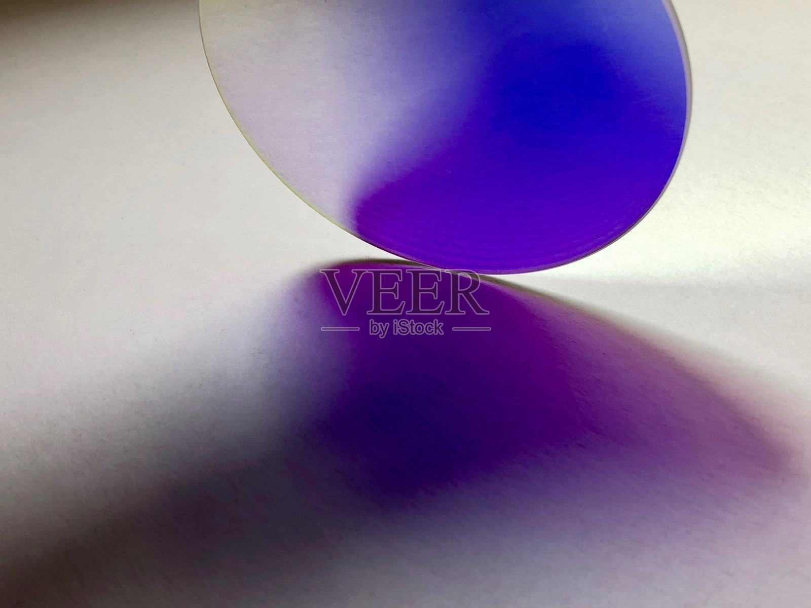 带光的二色滤镜照片摄影图片