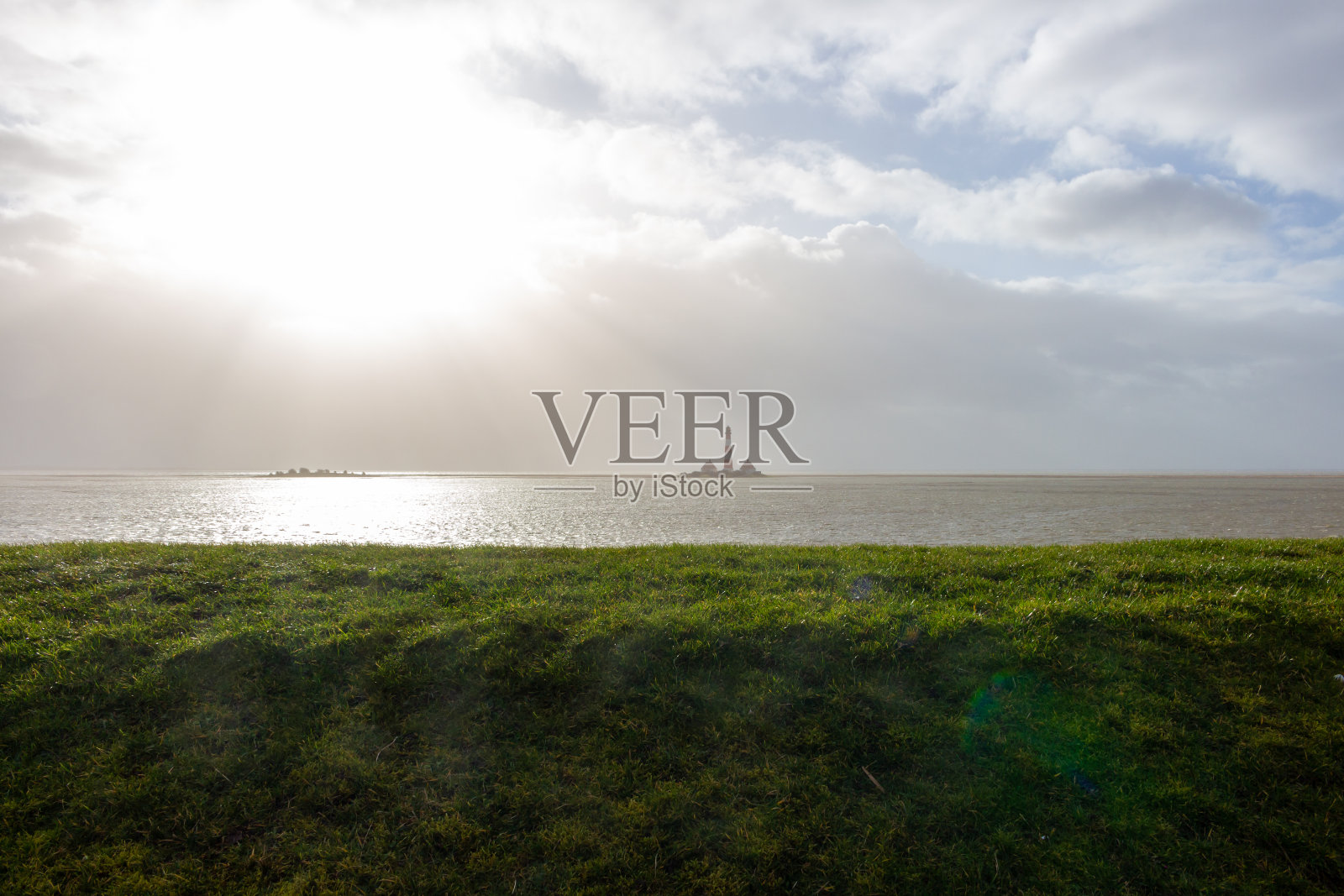 风暴潮中的韦斯特海弗灯塔照片摄影图片