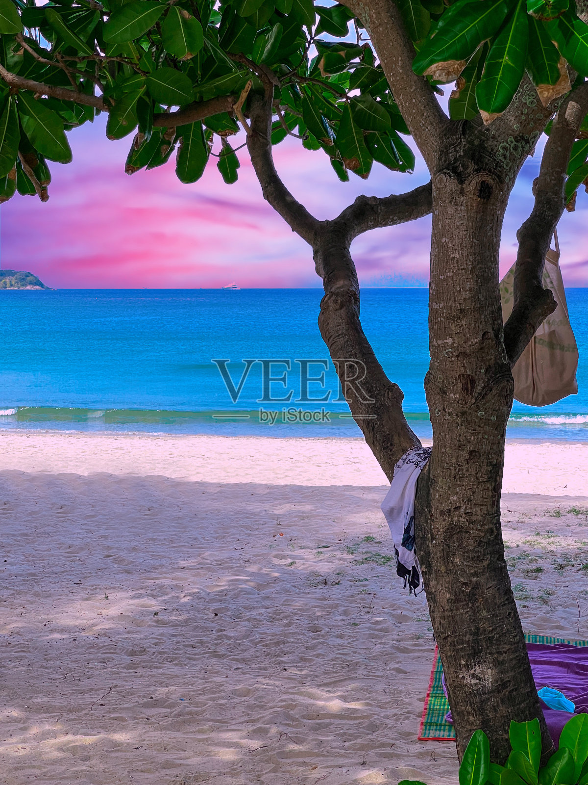 泰国普吉岛帕东普吉岛海滩上的彩色日落照片摄影图片