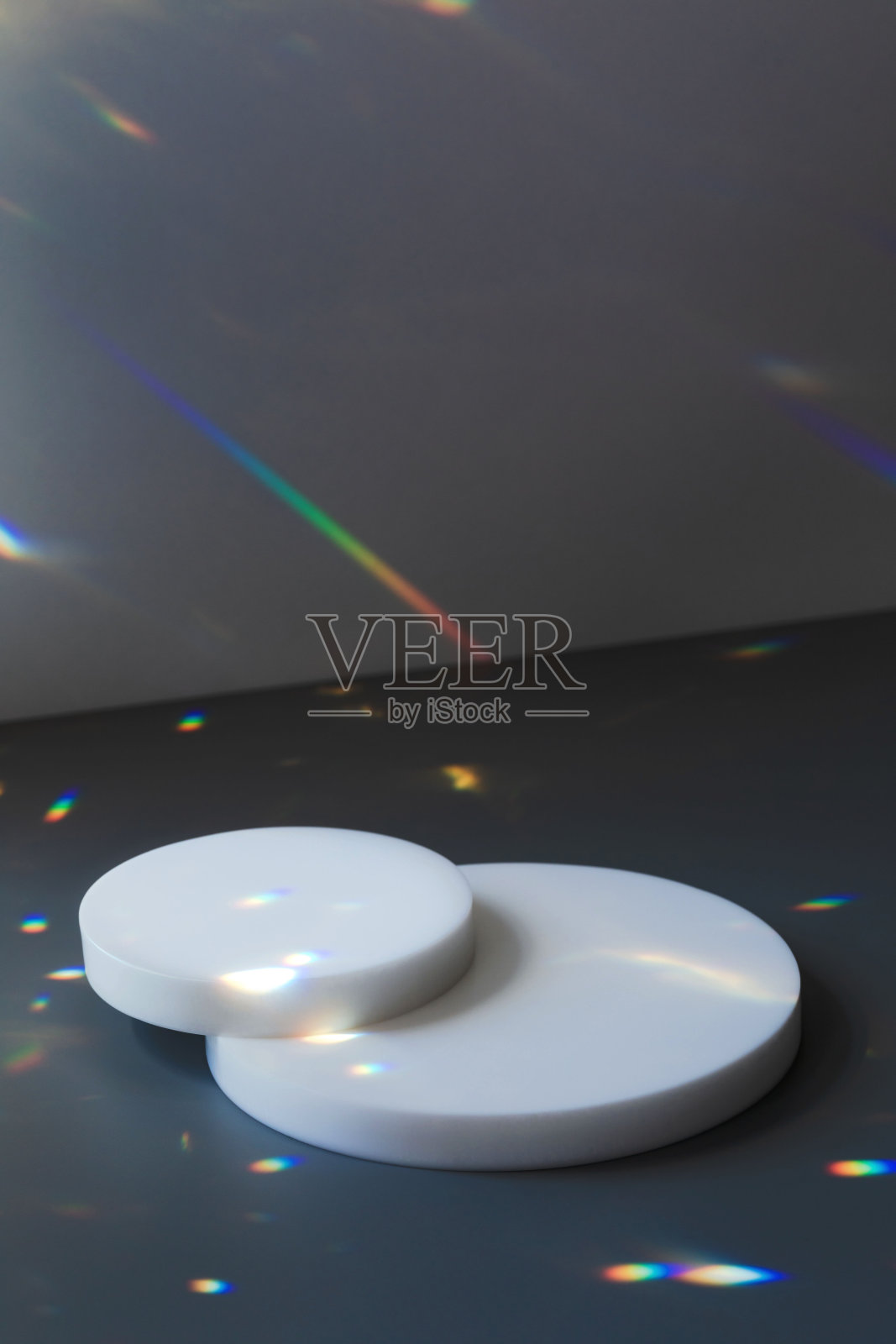 圆形讲台在灰色背景与水晶光闪烁照片摄影图片