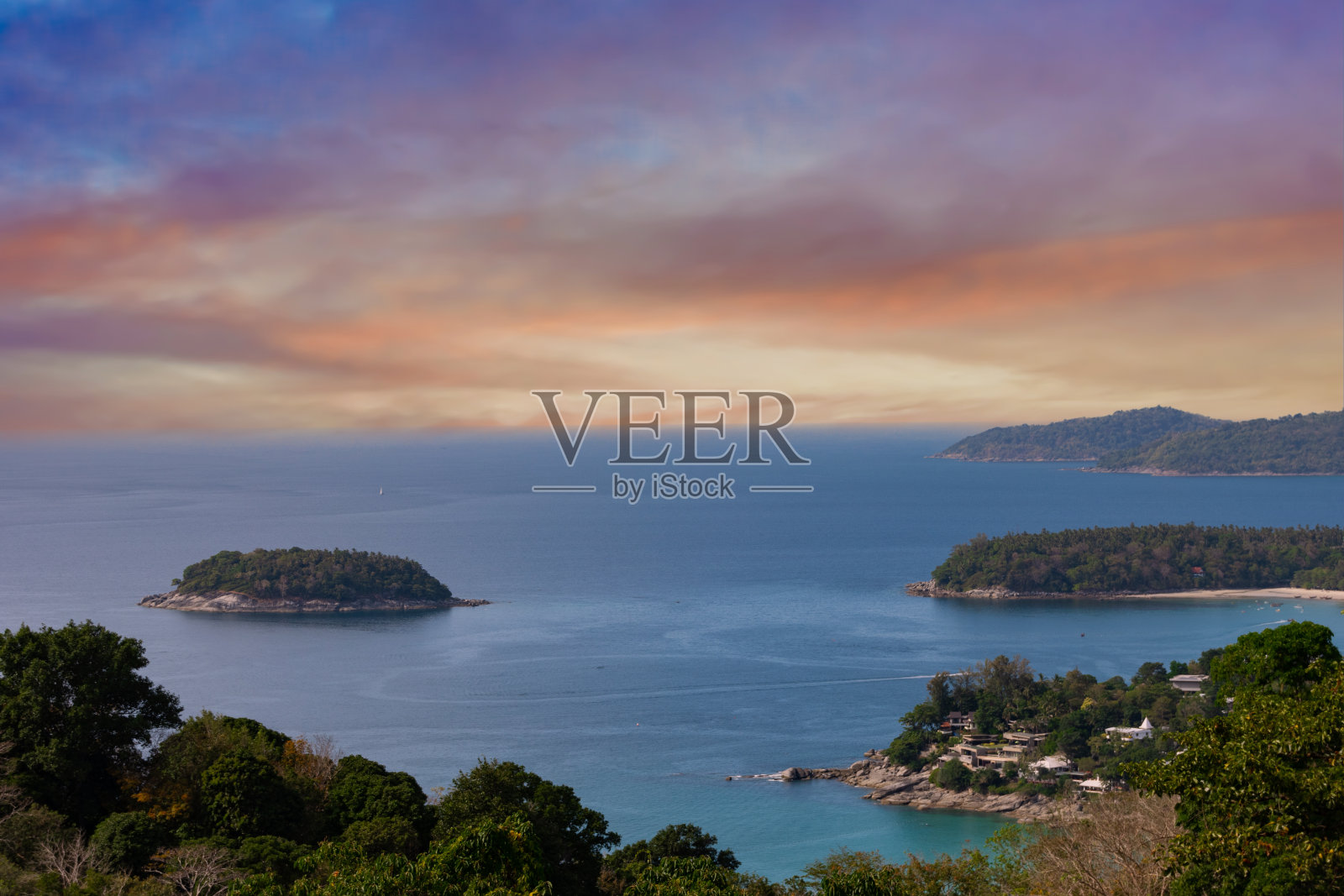 泰国普吉岛卡塔和卡伦海滩上的彩色日落照片摄影图片