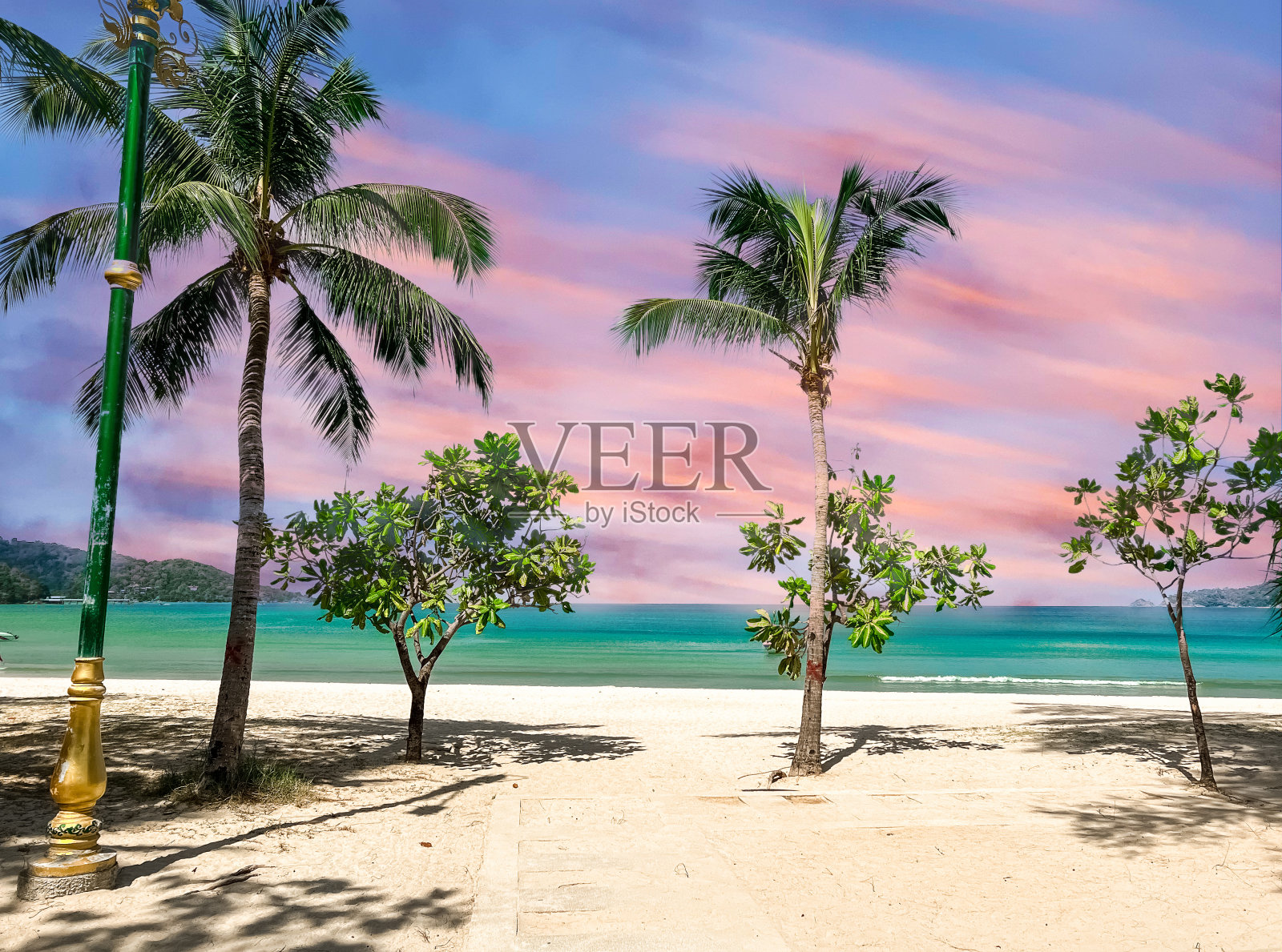 泰国普吉岛帕东普吉岛海滩上的彩色日落照片摄影图片