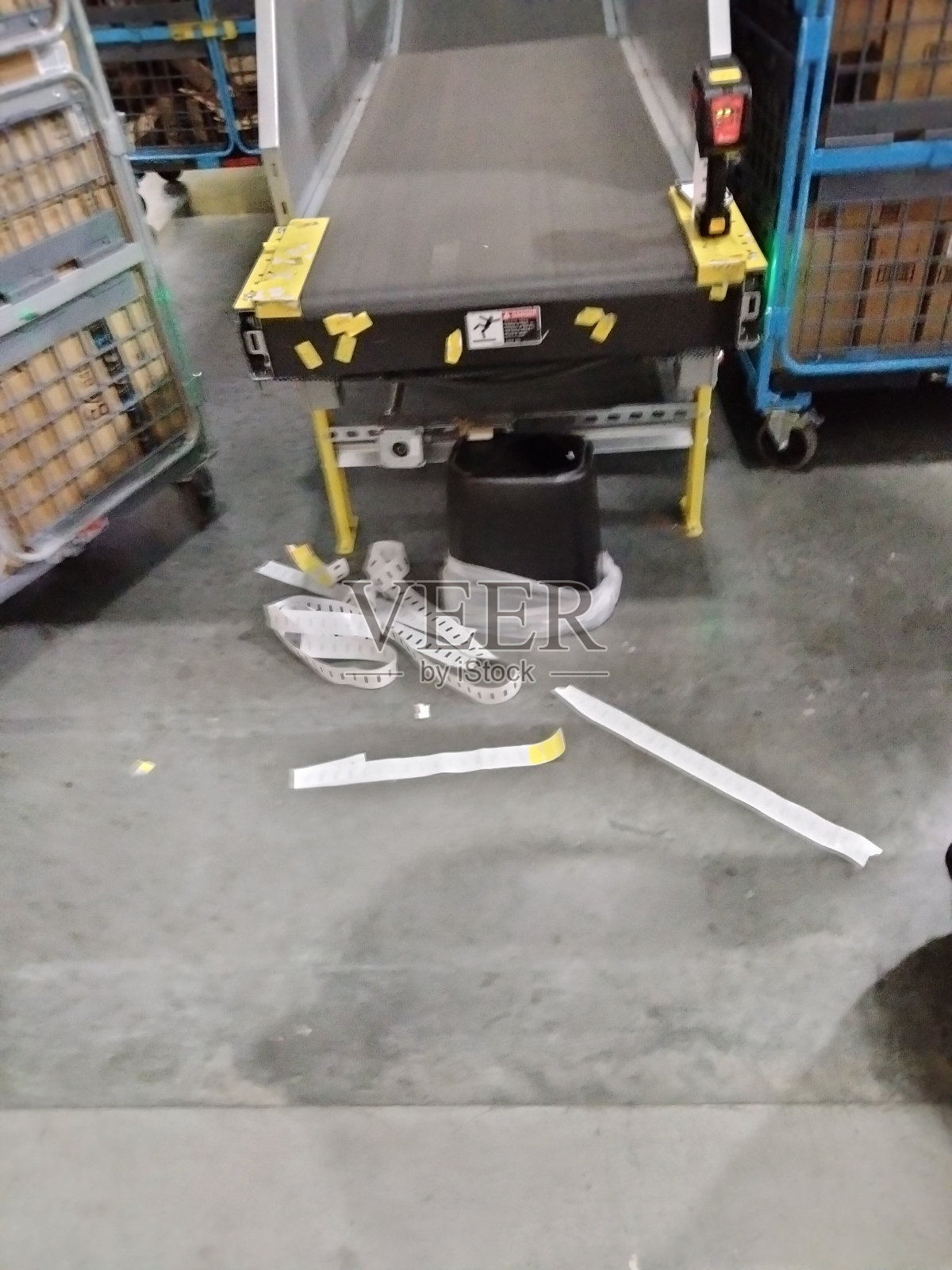 完美的垃圾桶;使用它照片摄影图片