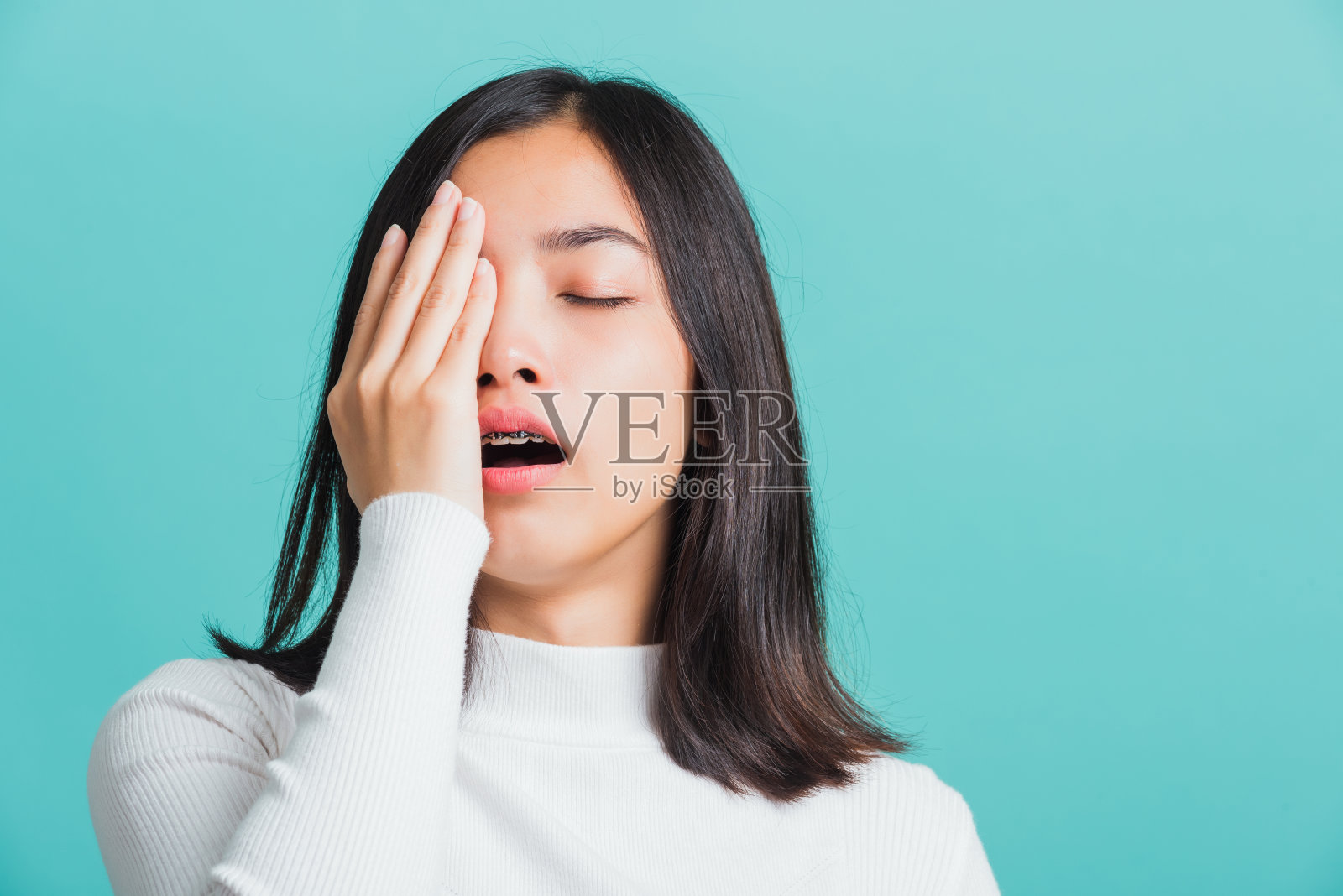 人像女无聊打哈欠累用手捂住嘴照片摄影图片