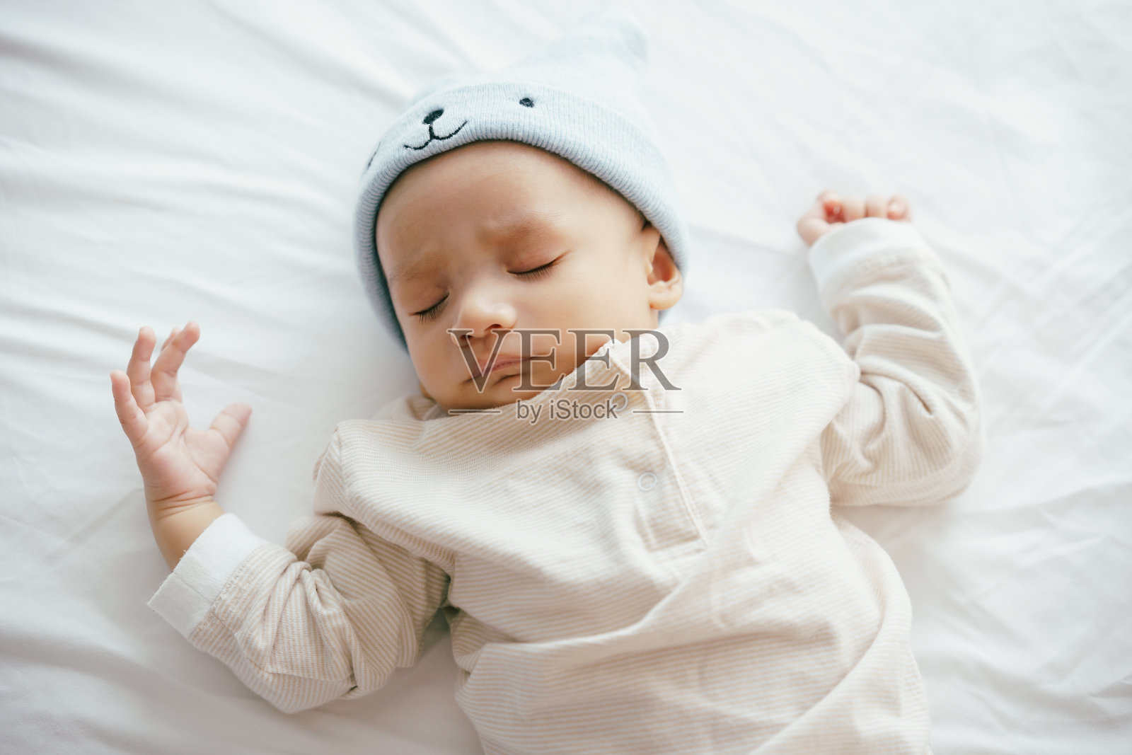 亚洲婴儿睡在家里的床上，俯视图照片摄影图片