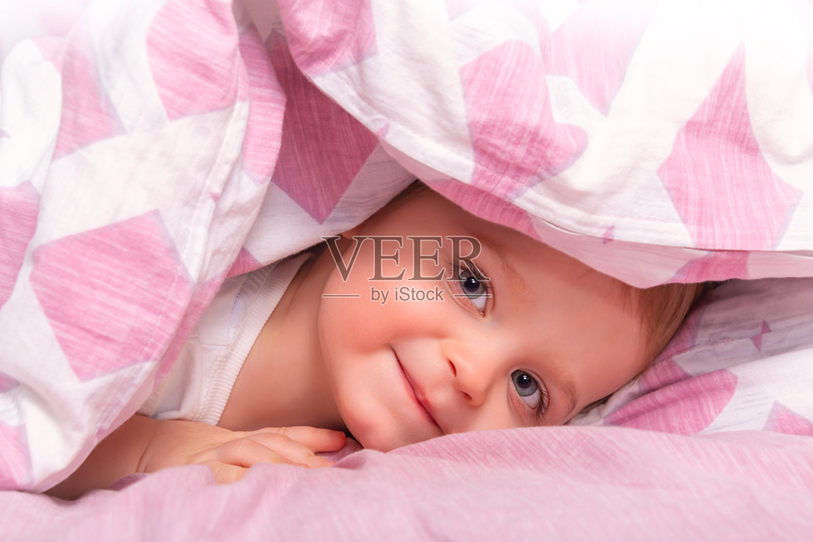 玩捉迷藏的白人小男孩照片摄影图片