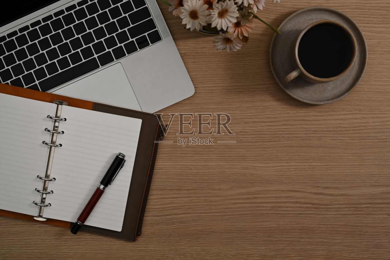 平躺笔记本电脑，咖啡杯和笔记本电脑在木制背景。照片摄影图片