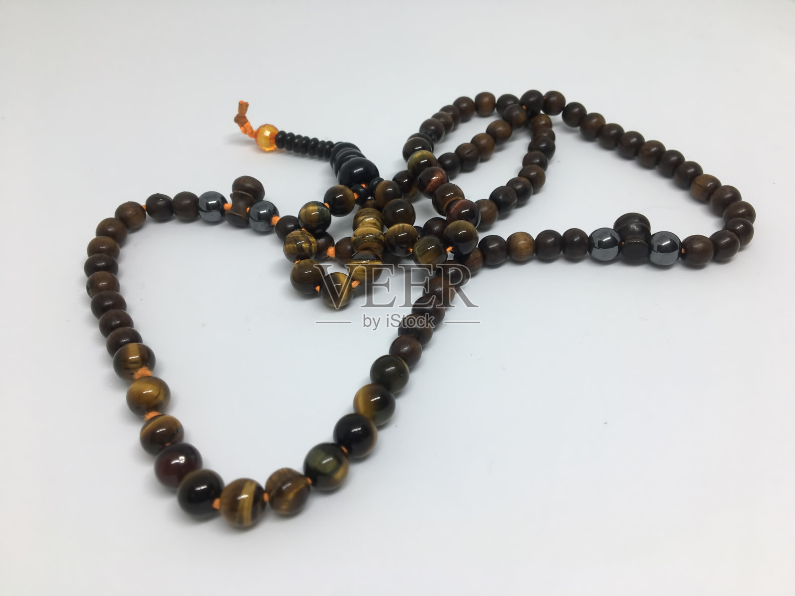 念珠紧贴在朴素的背景上照片摄影图片