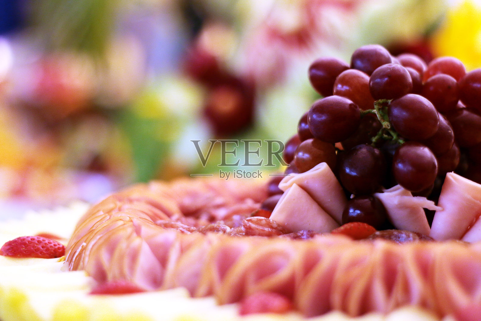 美味的u200b奶酪片配意大利腊肠火腿和沙拉，派对自助照片摄影图片