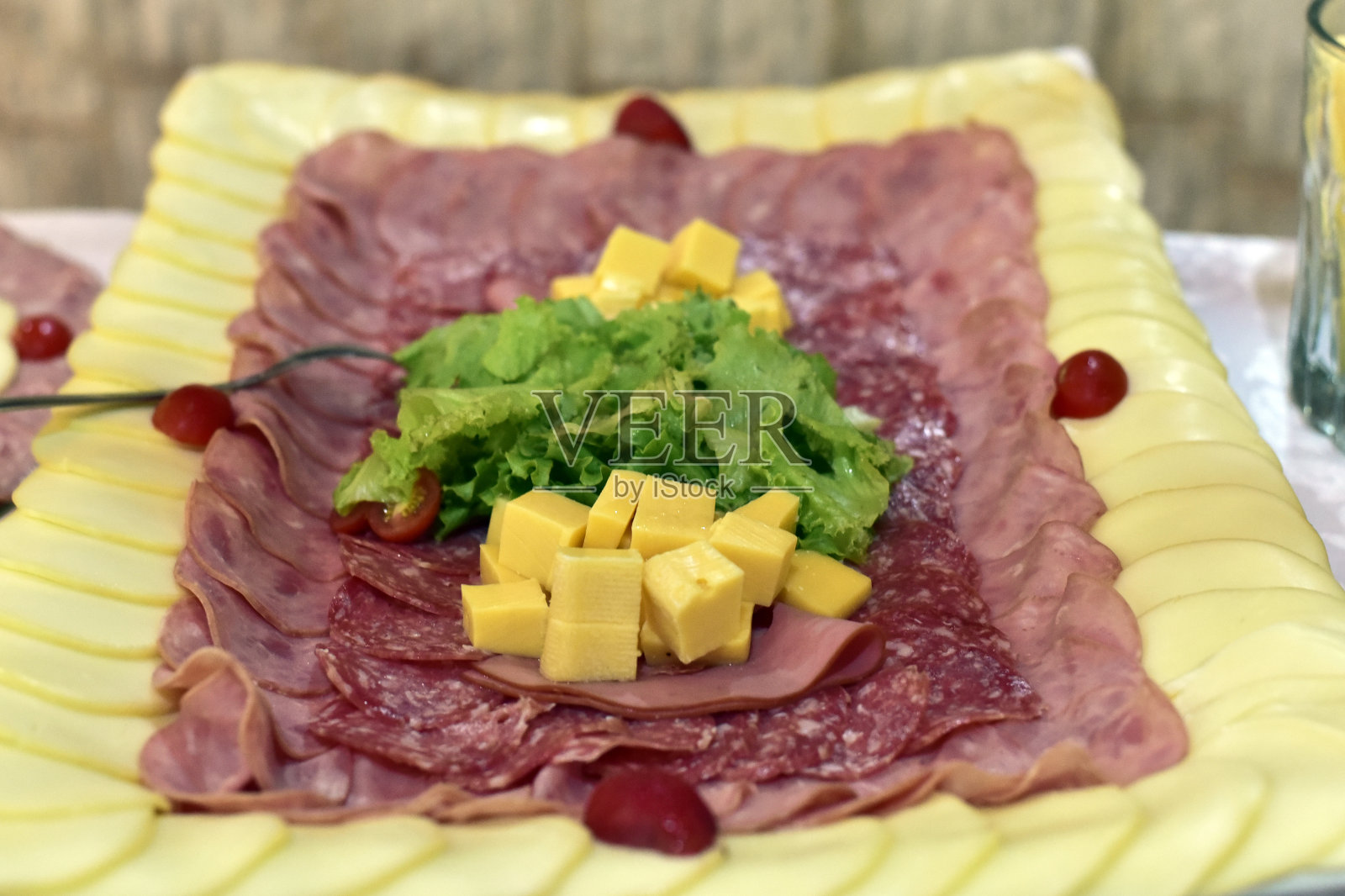 美味的u200b奶酪片配意大利腊肠火腿和沙拉，派对自助照片摄影图片
