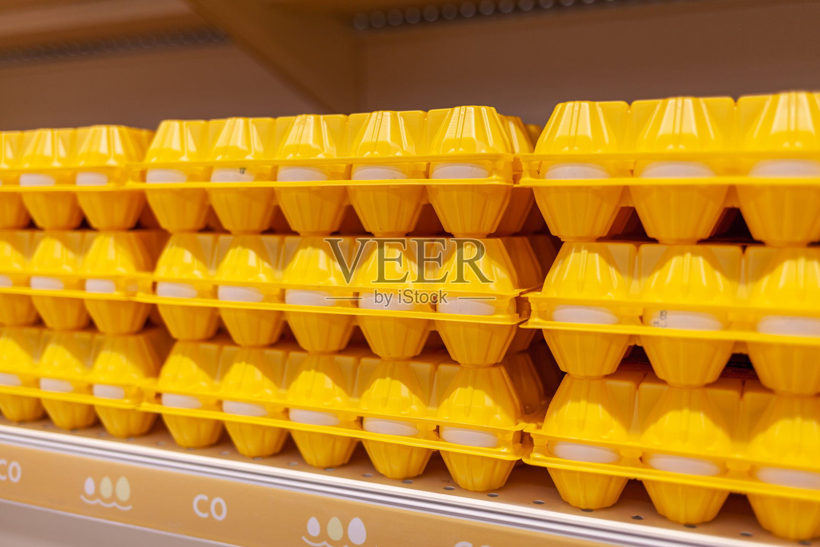 在当地商店购买的大量鸡蛋。照片摄影图片