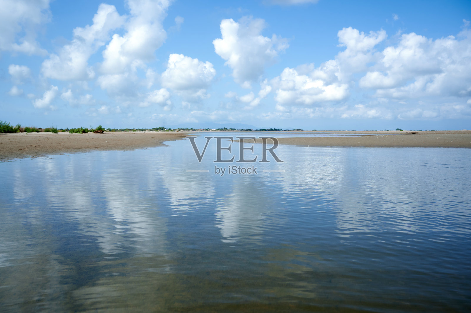 自然和野生的海滩与反射的云照片摄影图片