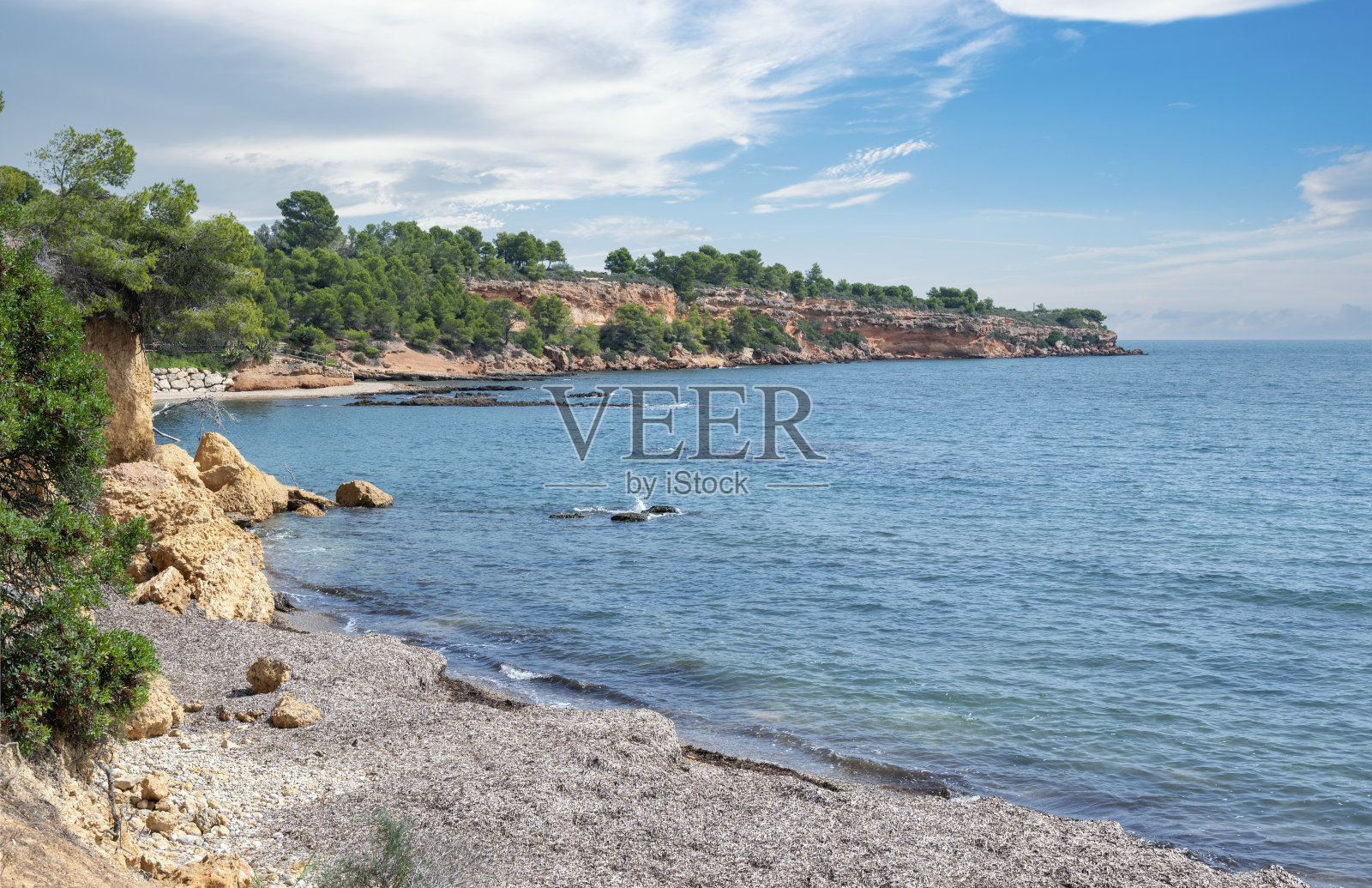 风景海滩，海湾，海湾在一个阳光灿烂的日子与云彩照片摄影图片