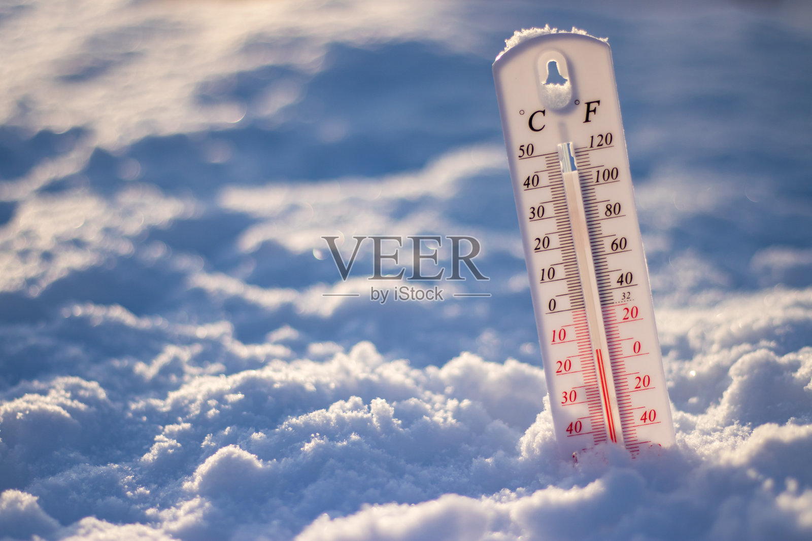 雪地里的温度计。冬季极端寒冷照片摄影图片