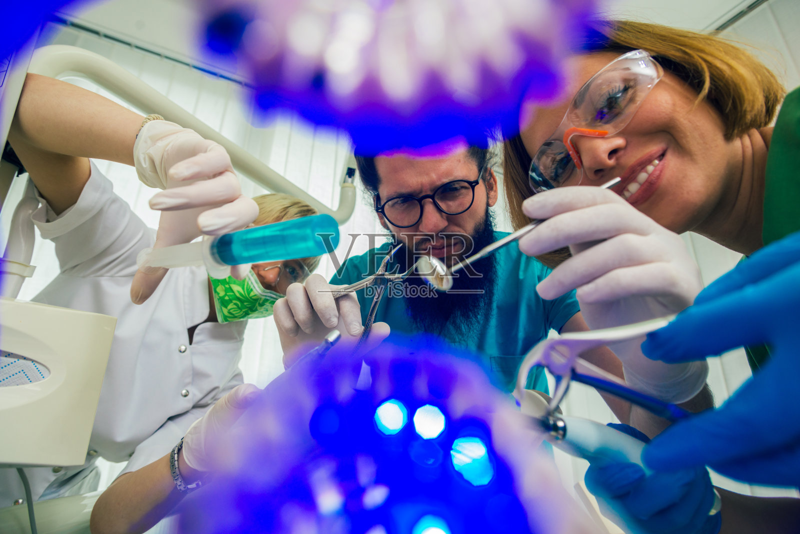 在牙科诊所用紫外线灯进行牙齿特写检查照片摄影图片