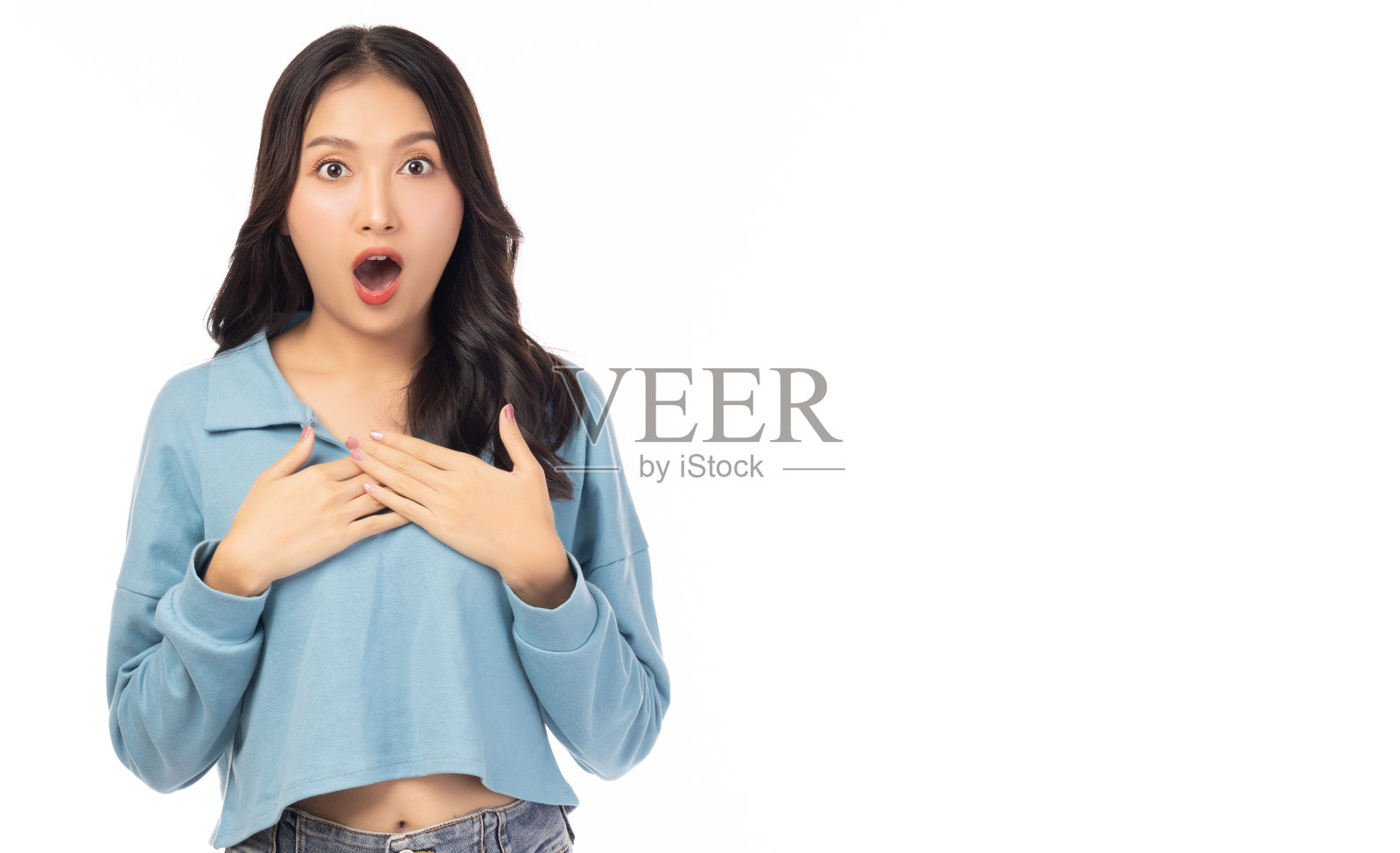 惊讶的快乐美丽亚洲女人看着相机兴奋的嘴张开表情。美丽的女孩就像一个满意的产品，孤立在黄色的背景上照片摄影图片