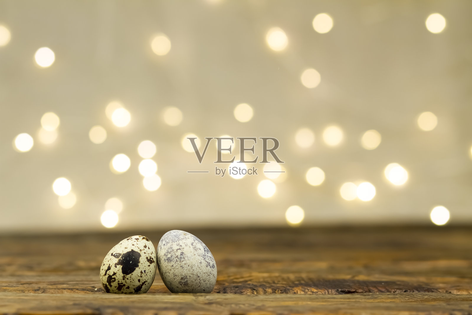 两个复活节彩蛋在木制背景与模糊的灯光和复制空间。照片摄影图片