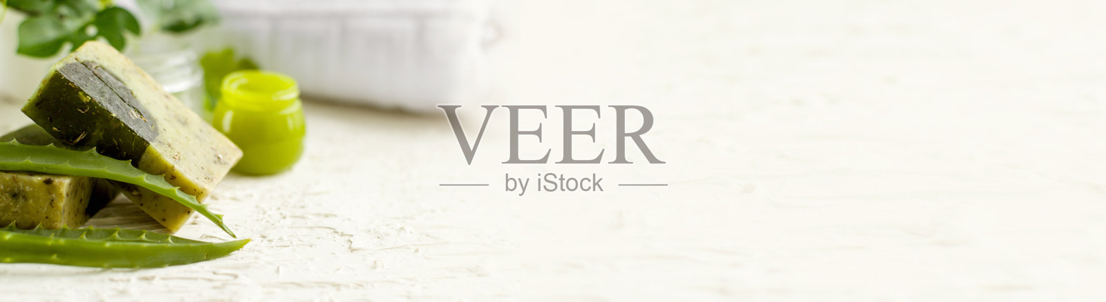 环保化妆品，用于面部、身体的皮肤护理。含有矿物质、芦荟、维生素和益生元的天然面霜、油脂和其他化妆品照片摄影图片