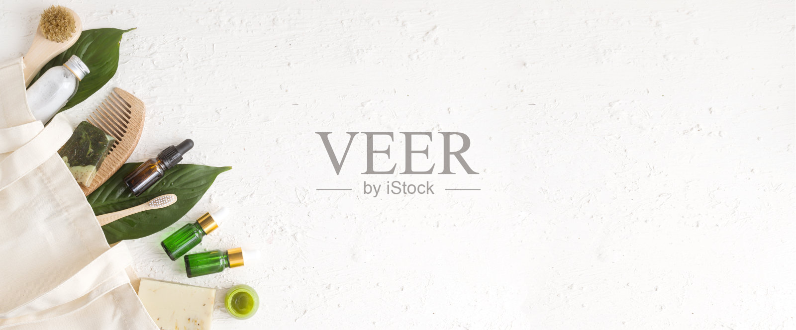 生态化妆品的皮肤护理的脸和身体。天然护理，牙刷、木梳、按摩刷、乳脂、油脂等化妆品产品含有矿物质、维生素、健康益生元照片摄影图片