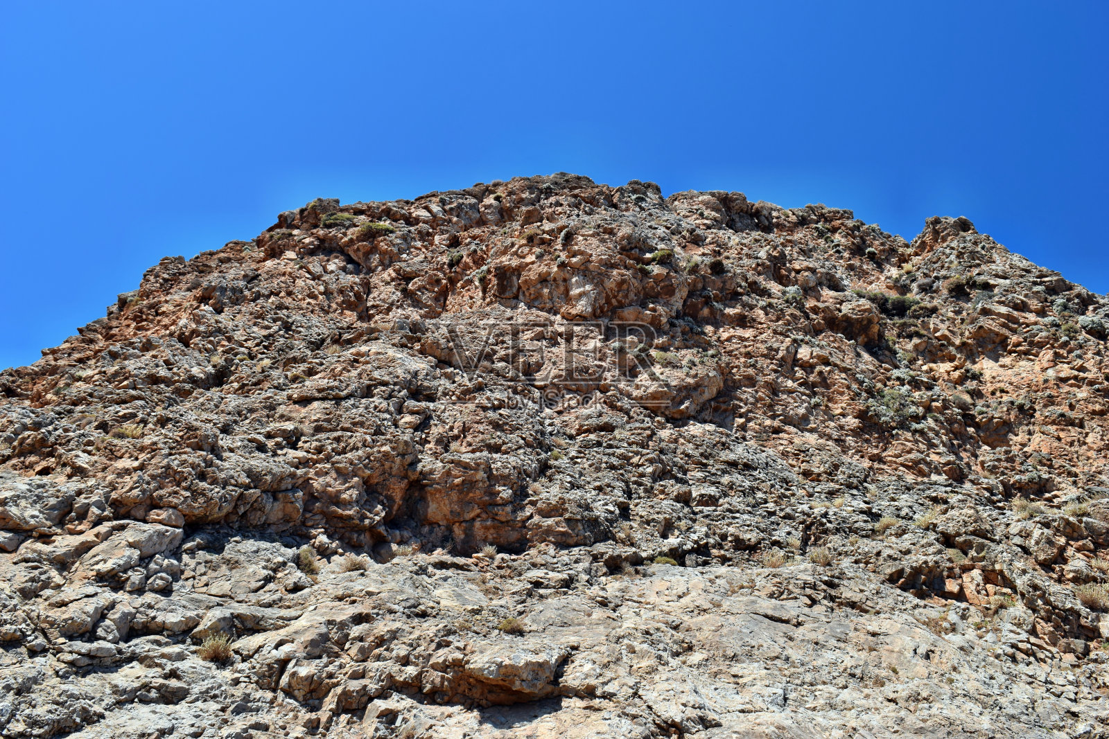 在通往巴洛斯泻湖的路上，你可以看到一块令人惊叹的岩石照片摄影图片