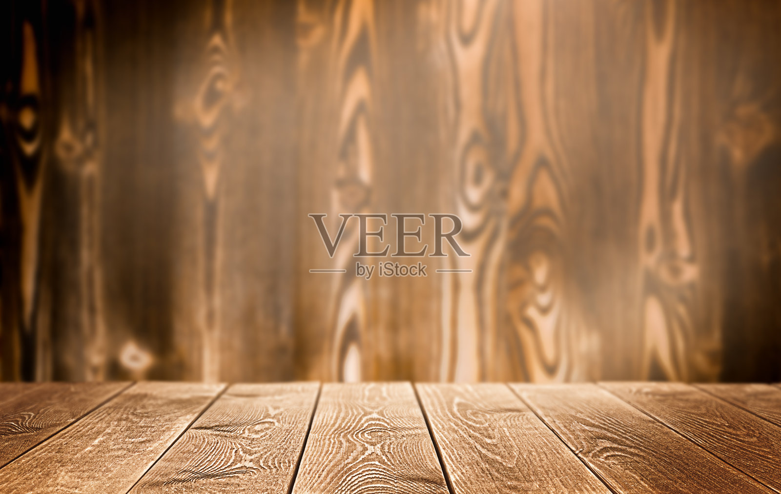 空木桌面在散焦木墙背景照片摄影图片