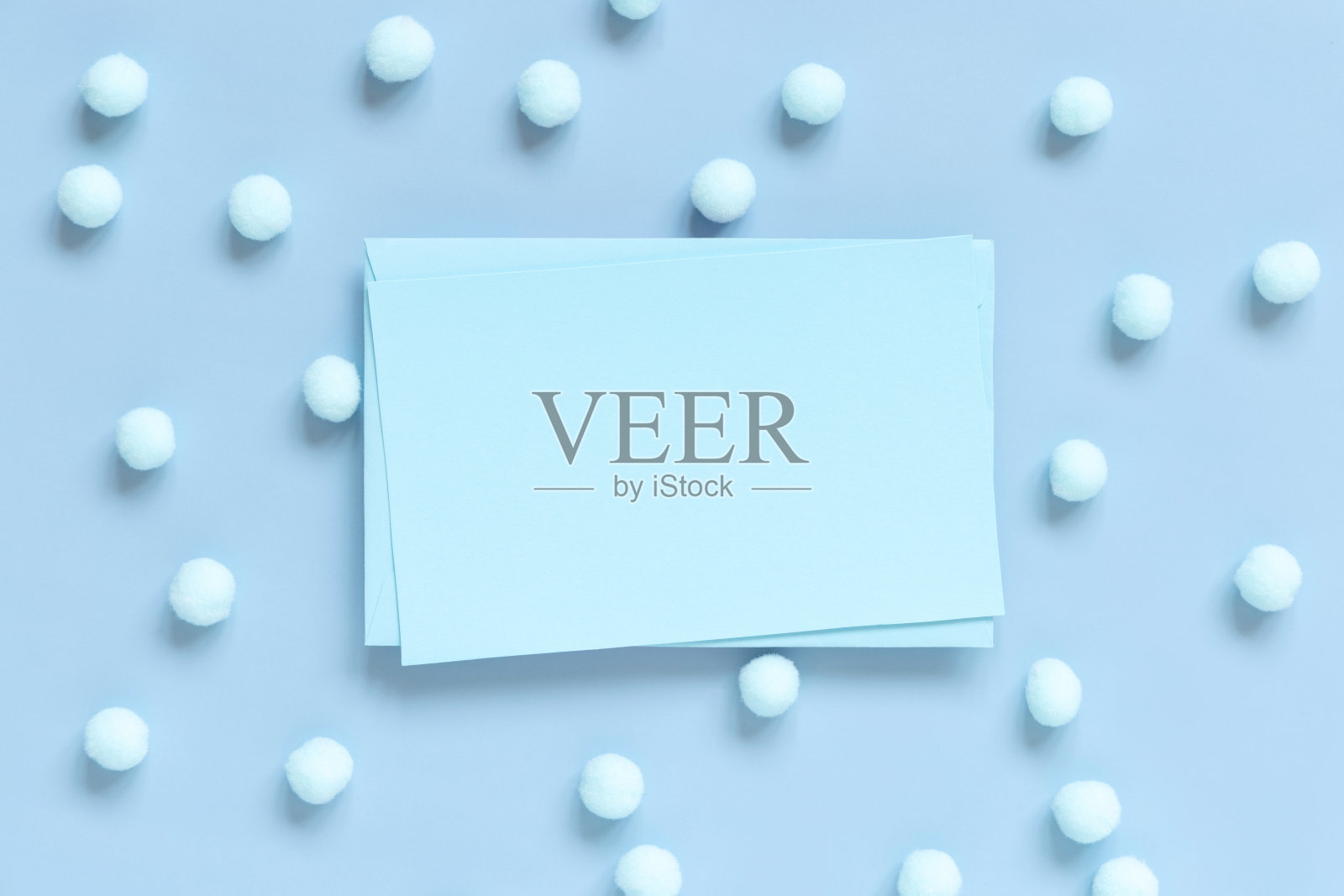 空白卡片之间的淡蓝色彩球彩球顶视图照片摄影图片