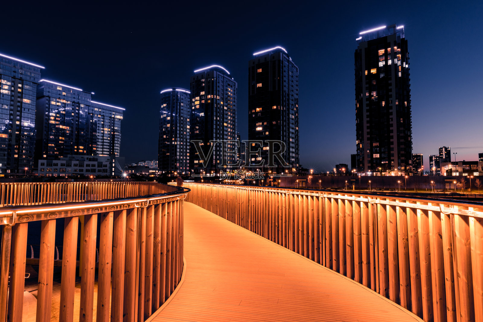 照亮的人行道上的扶手在夜间基辅市的路堤上。乌克兰。夜晚城市的观点。照片摄影图片