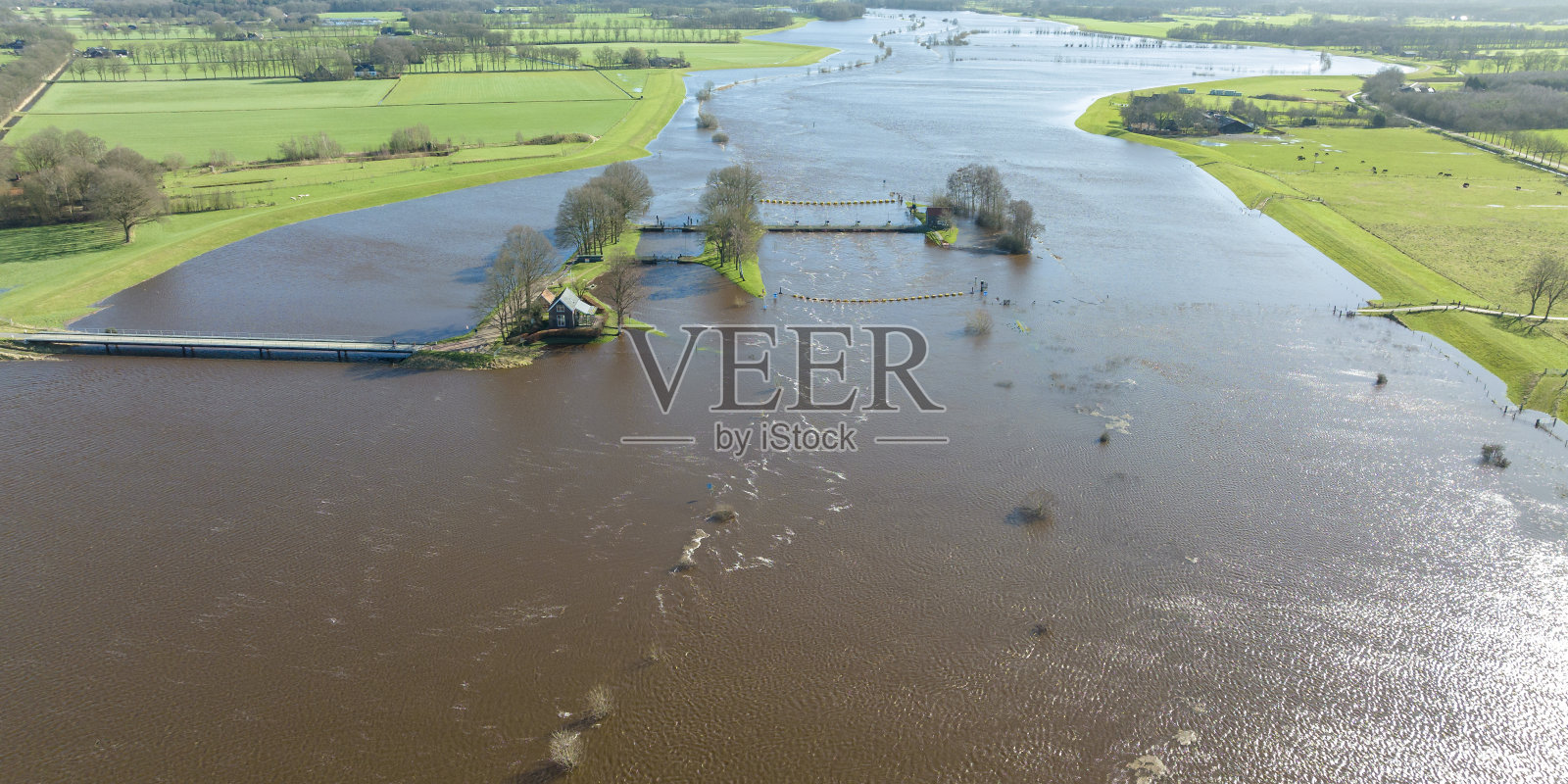 维特河高水位洪水在维特维尔德堰无人机观看照片摄影图片